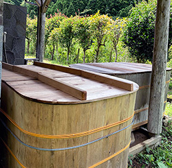 屋外の檜桶露天風呂